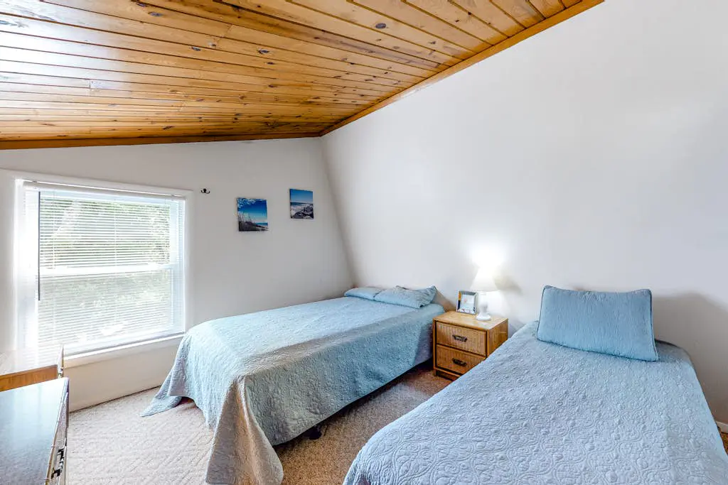 3rd-floor, dog-friendly condo with loft, balcony, free WiFi and golf course view