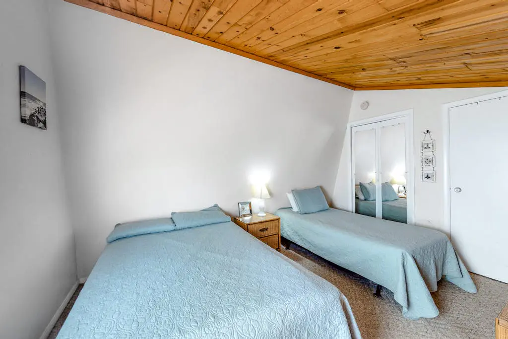 3rd-floor, dog-friendly condo with loft, balcony, free WiFi and golf course view