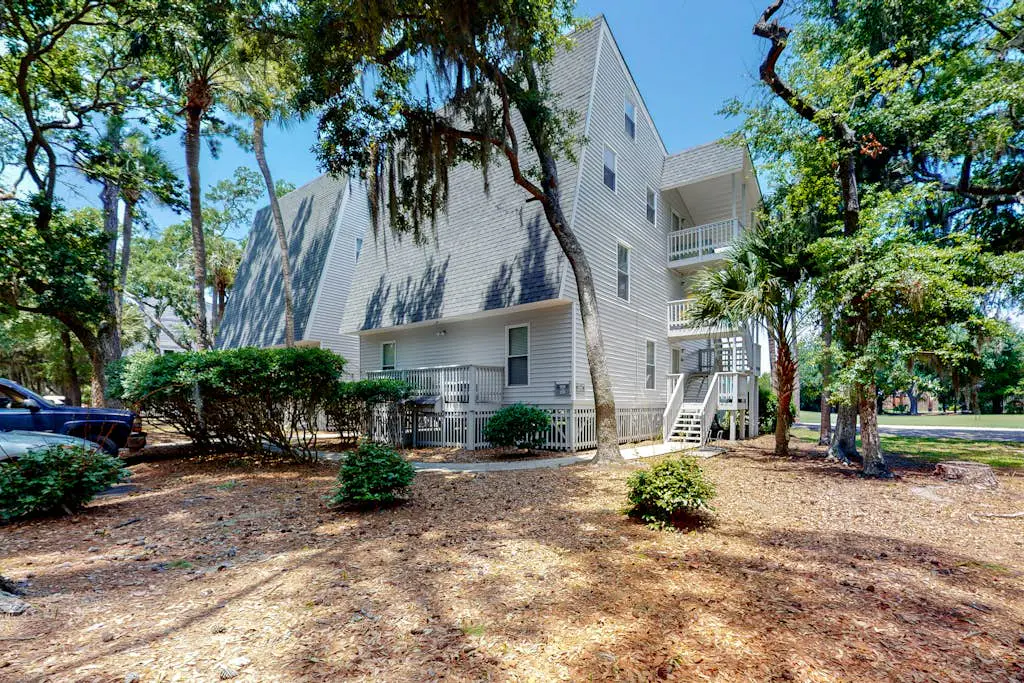 3rd-floor, dog-friendly condo with loft, balcony, free WiFi and golf course view