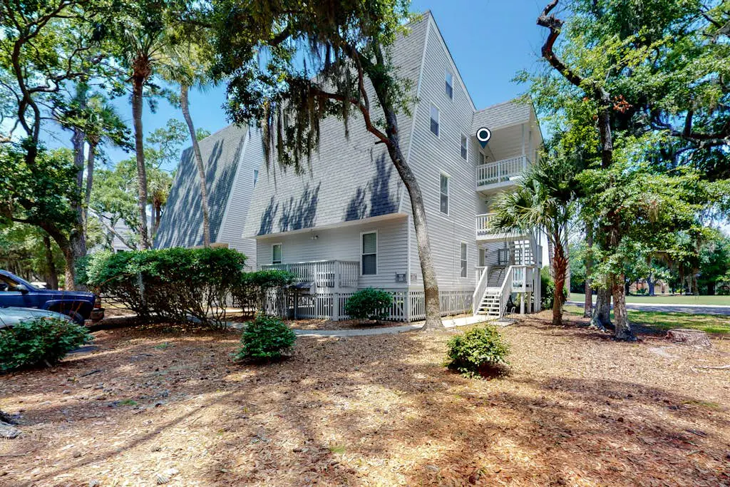 3rd-floor, dog-friendly condo with loft, balcony, free WiFi and golf course view