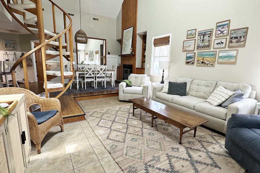 Snowbird-friendly island cottage with fairway views, lanai, & AC - dogs welcome