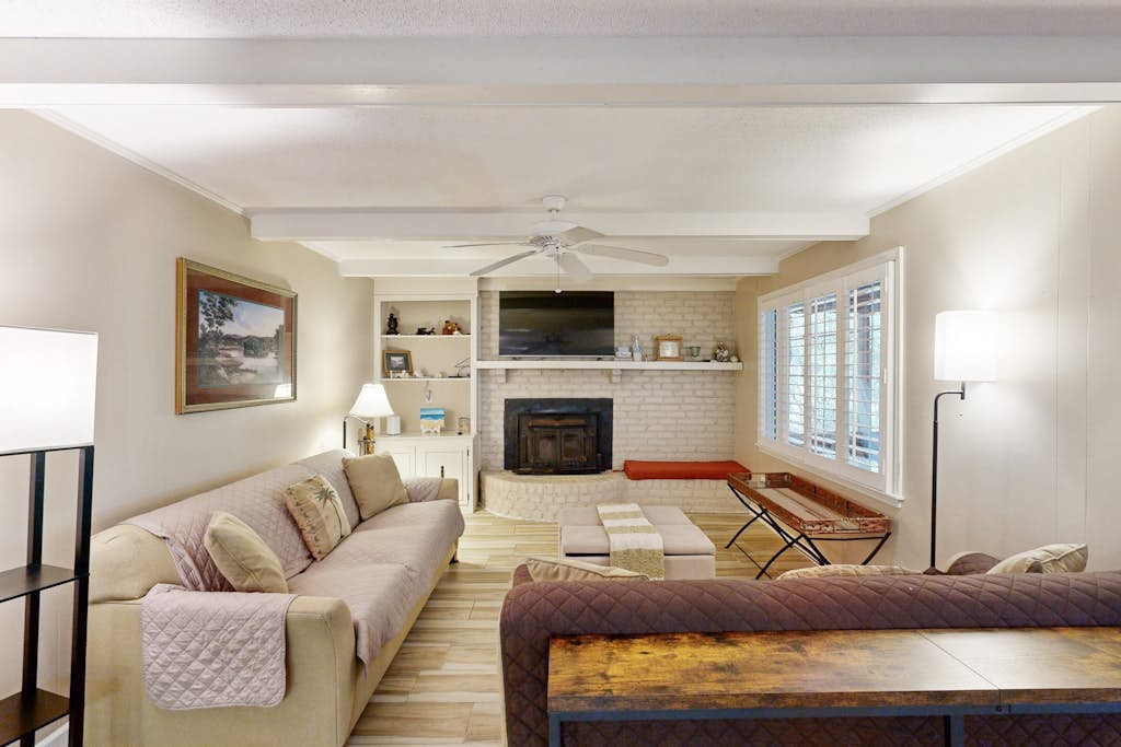Gorgeous dog-friendly home with central AC, gas grill, patio, & washer/dryer