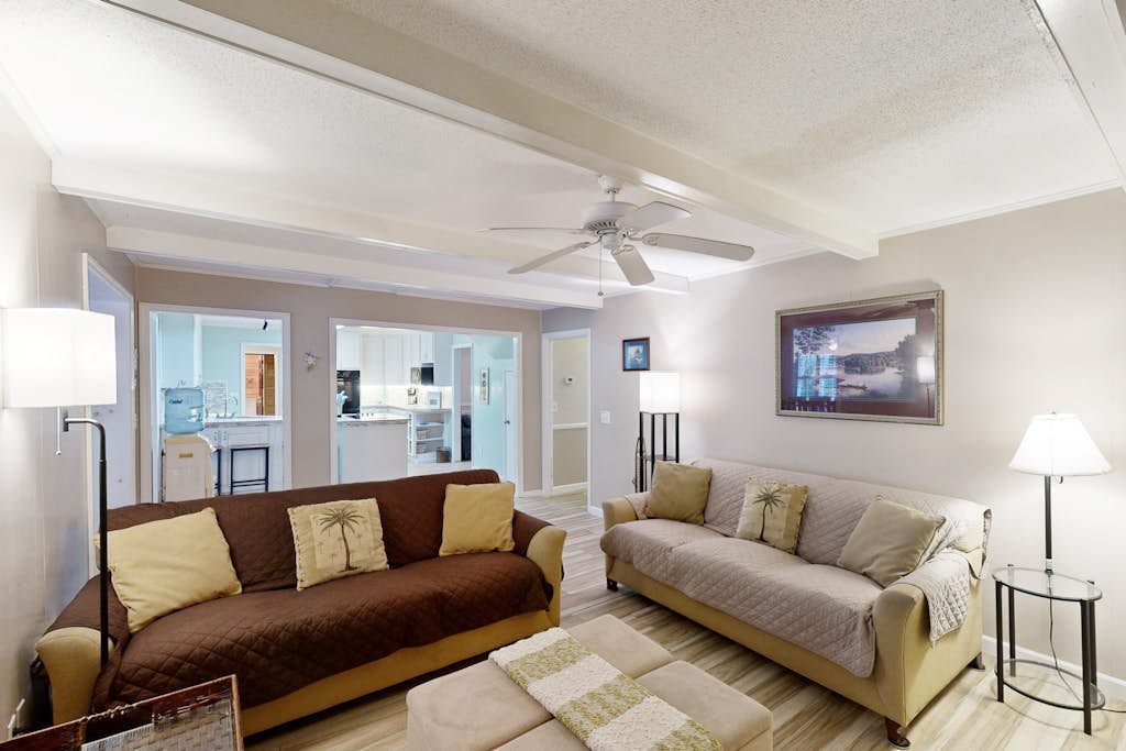 Gorgeous dog-friendly home with central AC, gas grill, patio, & washer/dryer