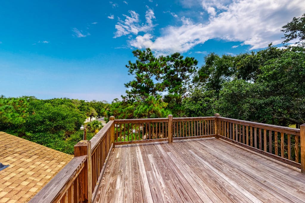 Family Friendly home near the Ocean w/Free WiFi, Sun deck, and Screened in Porch