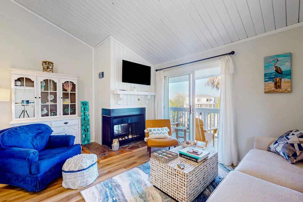 Cozy condo with golf course views, washer/dryer, & central AC