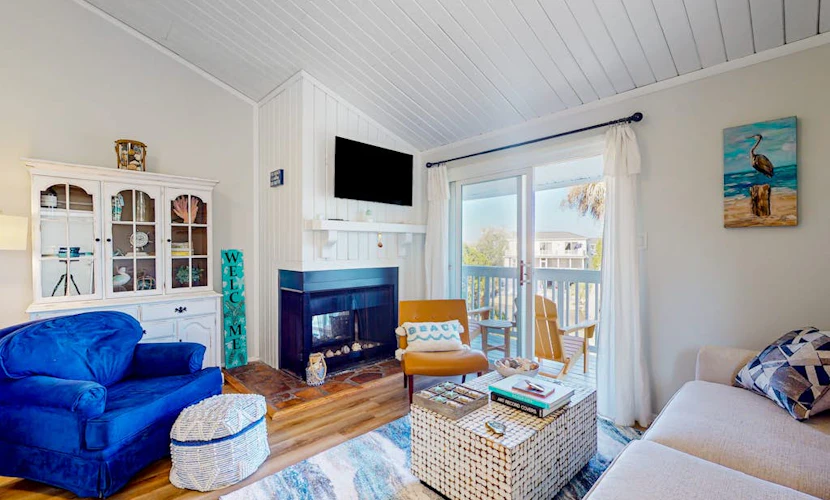 Cozy condo with golf course views, washer/dryer, & central AC