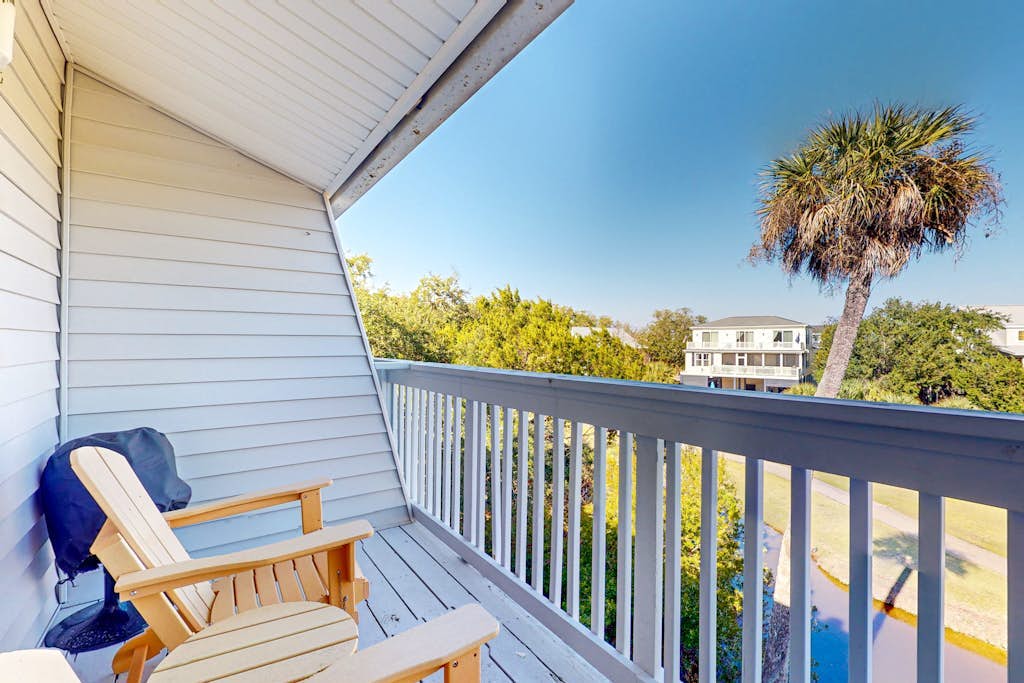 Cozy condo with golf course views, washer/dryer, & central AC