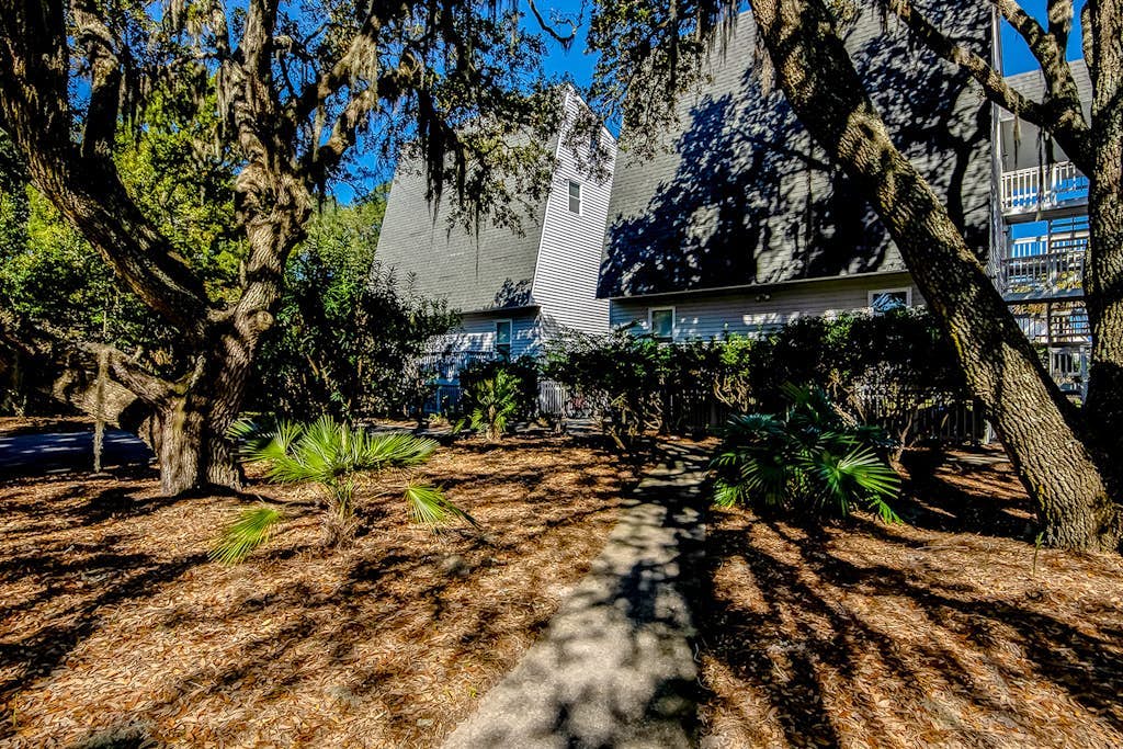 Cozy condo with golf course views, washer/dryer, & central AC