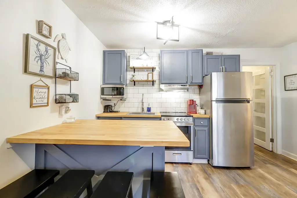 Second-floor condo in beachfront complex with pools, tennis & gym