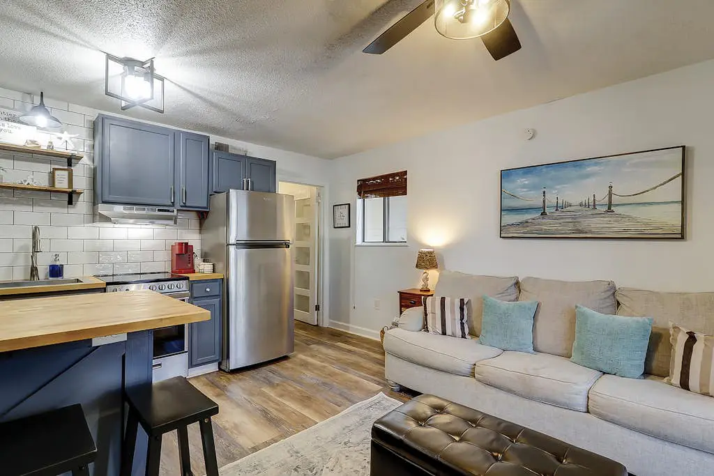Second-floor condo in beachfront complex with pools, tennis & gym