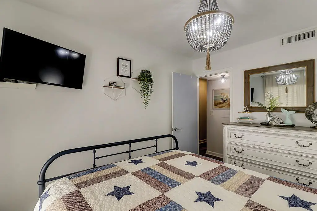 Second-floor condo in beachfront complex with pools, tennis & gym