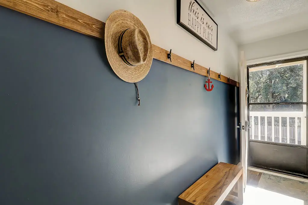 Second-floor condo in beachfront complex with pools, tennis & gym