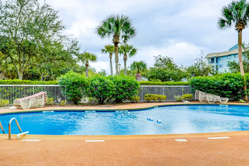 Two-story villa with 3 pools, tennis & bikes - walk to Coligny Plaza & beach