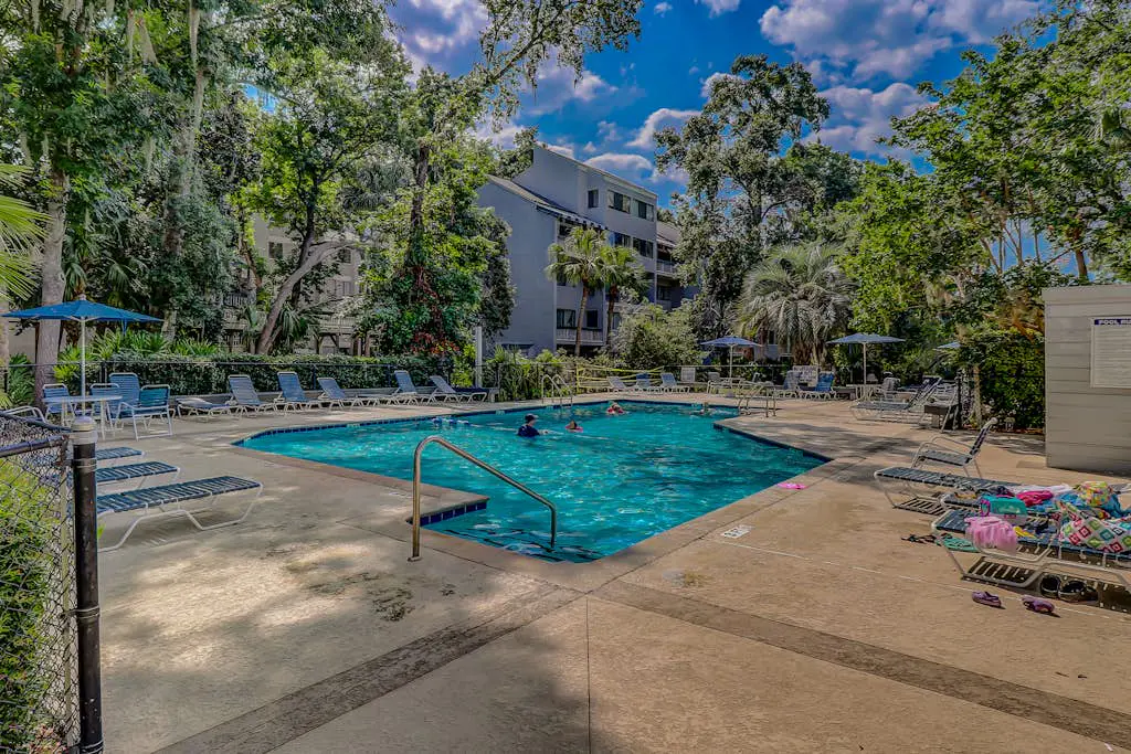 Two-story villa with 3 pools, tennis & bikes - walk to Coligny Plaza & beach