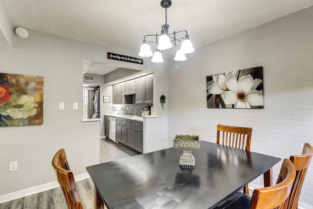 Two-story villa with 3 pools, tennis & bikes - walk to Coligny Plaza & beach