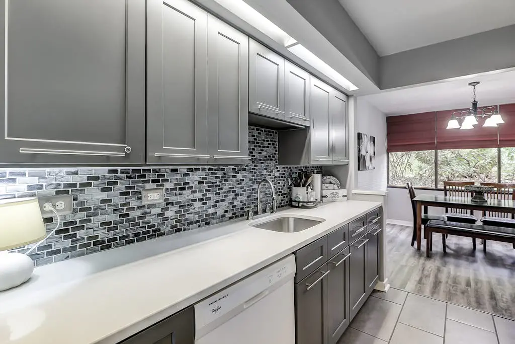 Two-story villa with 3 pools, tennis & bikes - walk to Coligny Plaza & beach