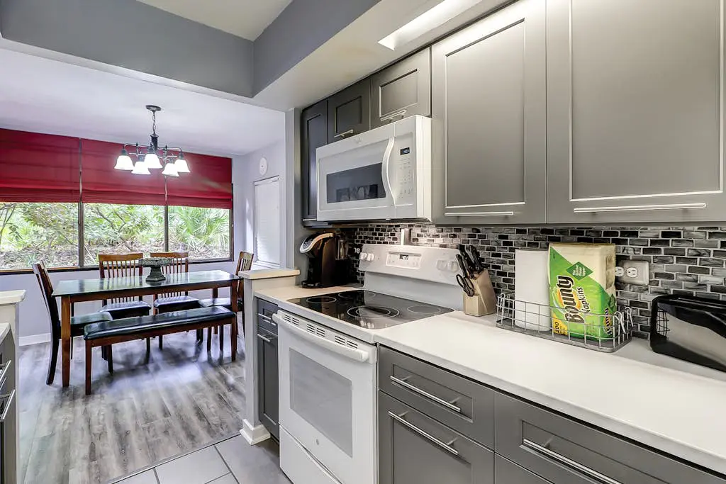 Two-story villa with 3 pools, tennis & bikes - walk to Coligny Plaza & beach