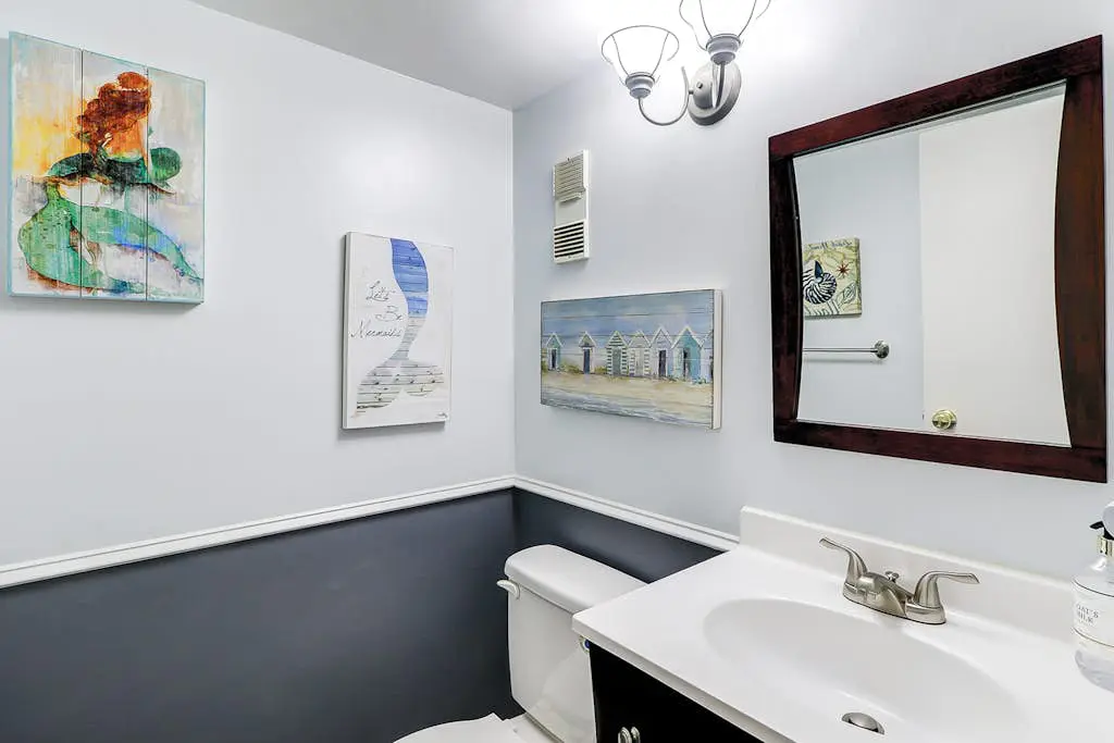 Two-story villa with 3 pools, tennis & bikes - walk to Coligny Plaza & beach