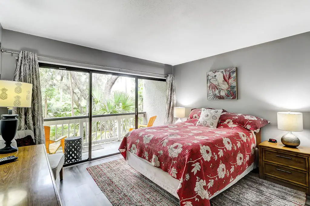 Two-story villa with 3 pools, tennis & bikes - walk to Coligny Plaza & beach