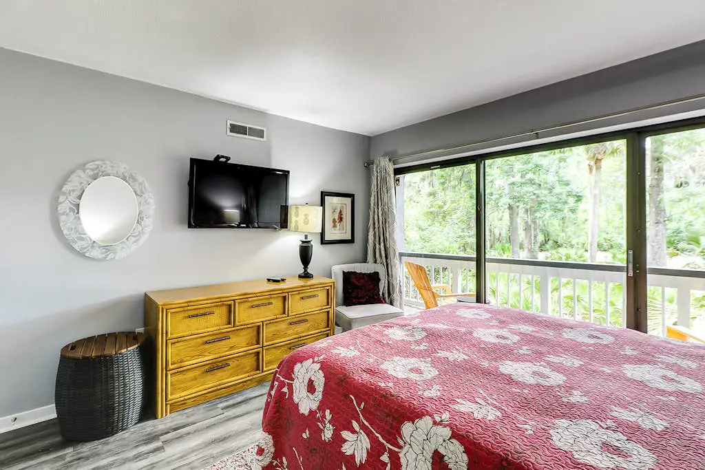 Two-story villa with 3 pools, tennis & bikes - walk to Coligny Plaza & beach