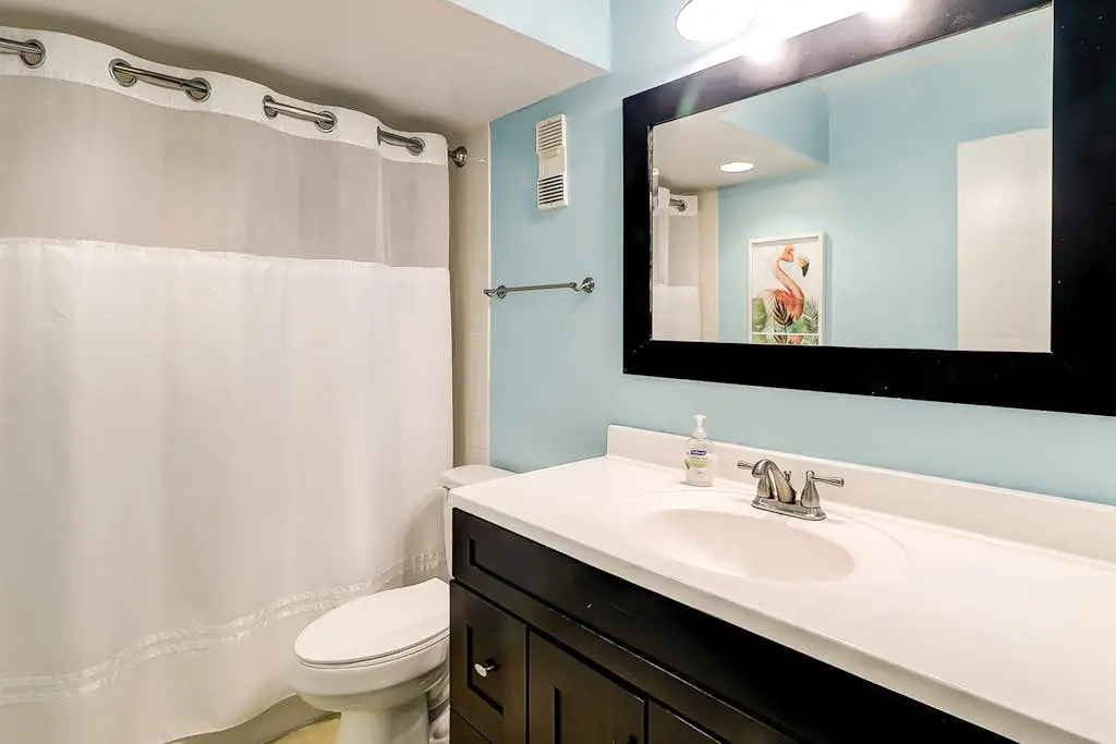 Two-story villa with 3 pools, tennis & bikes - walk to Coligny Plaza & beach
