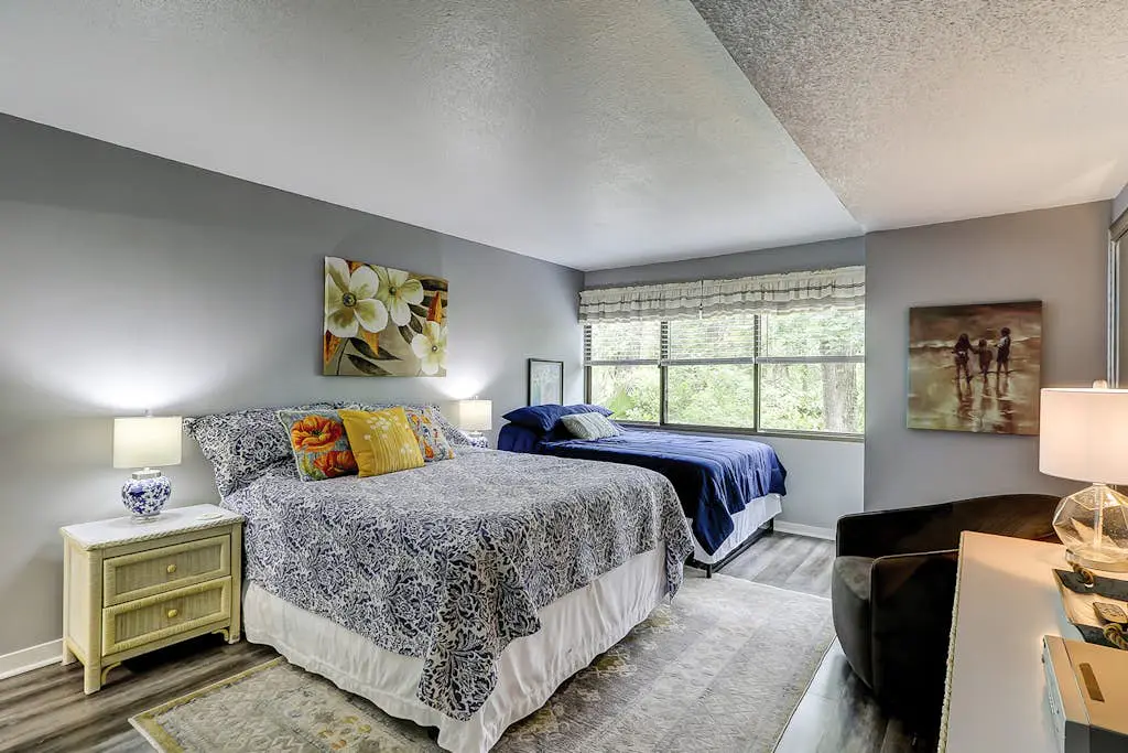 Two-story villa with 3 pools, tennis & bikes - walk to Coligny Plaza & beach