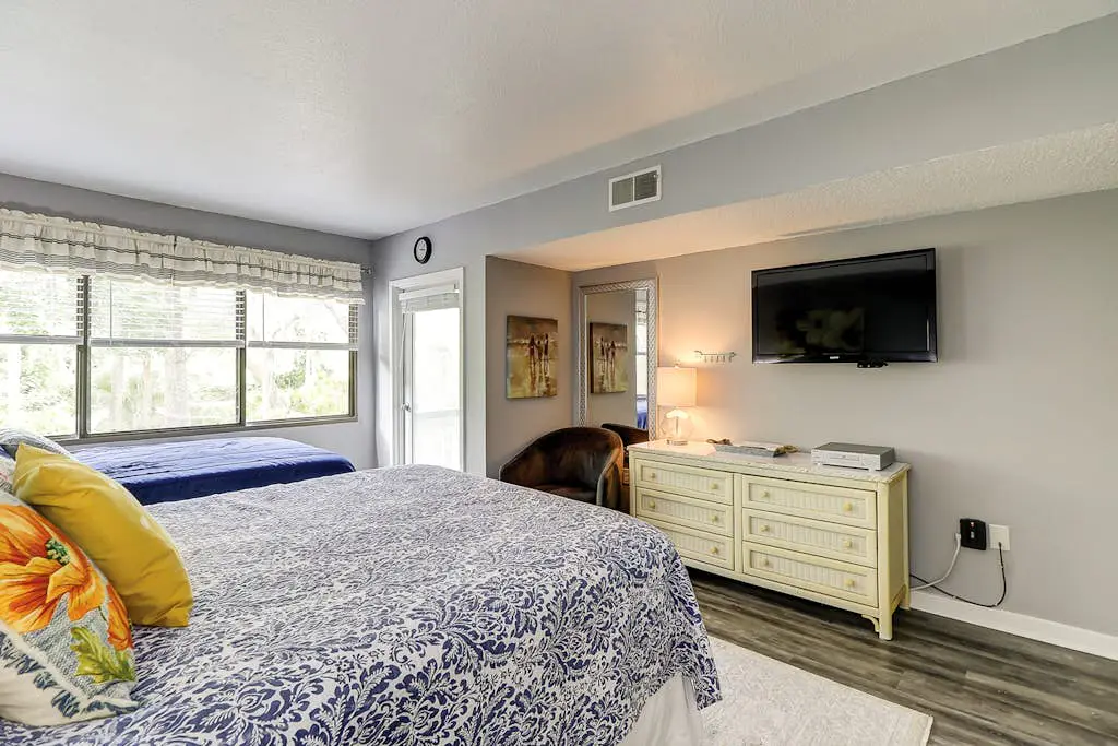 Two-story villa with 3 pools, tennis & bikes - walk to Coligny Plaza & beach