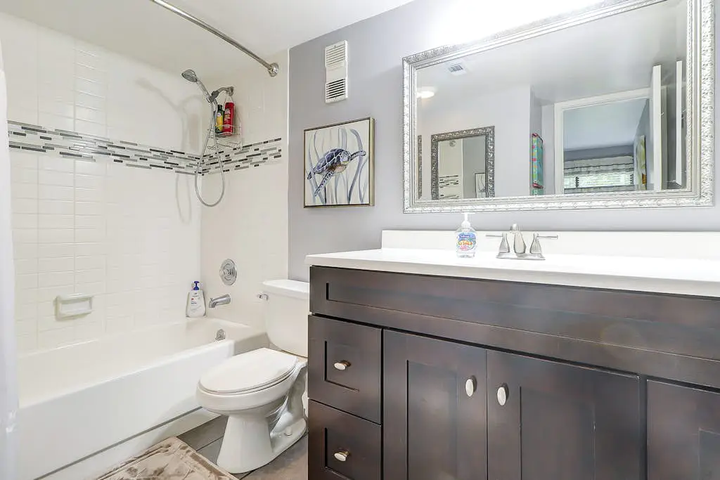 Two-story villa with 3 pools, tennis & bikes - walk to Coligny Plaza & beach