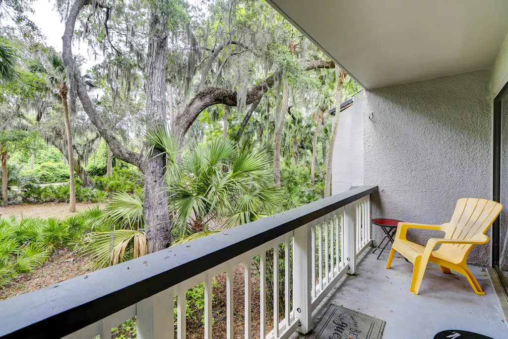 Two-story villa with 3 pools, tennis & bikes - walk to Coligny Plaza & beach
