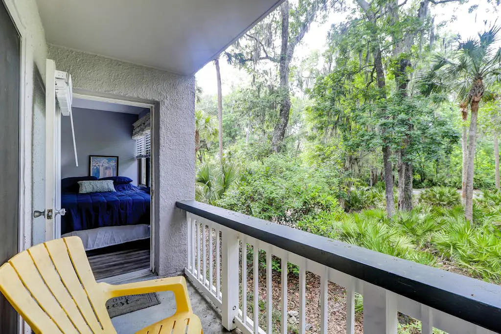 Two-story villa with 3 pools, tennis & bikes - walk to Coligny Plaza & beach