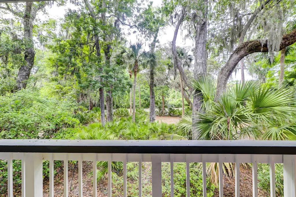 Two-story villa with 3 pools, tennis & bikes - walk to Coligny Plaza & beach