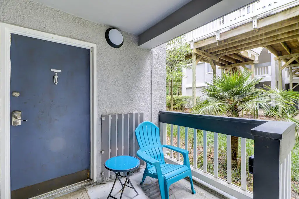 Two-story villa with 3 pools, tennis & bikes - walk to Coligny Plaza & beach