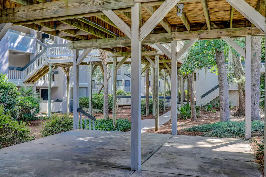 Two-story villa with 3 pools, tennis & bikes - walk to Coligny Plaza & beach