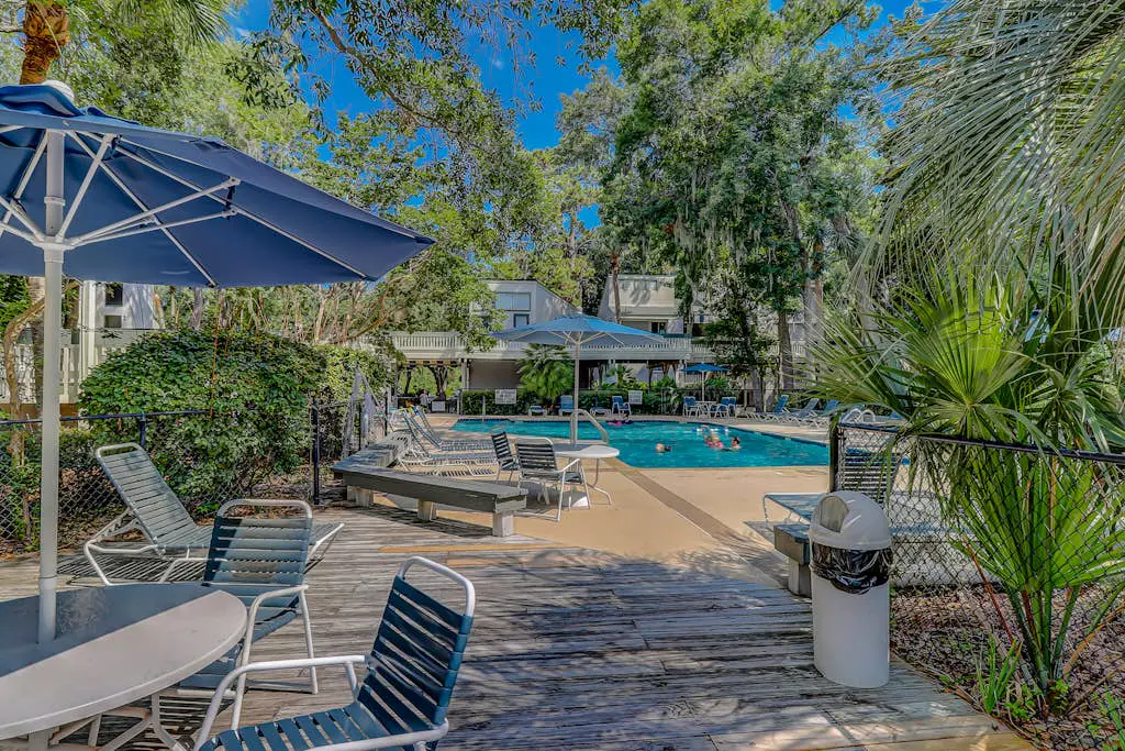 Two-story villa with 3 pools, tennis & bikes - walk to Coligny Plaza & beach
