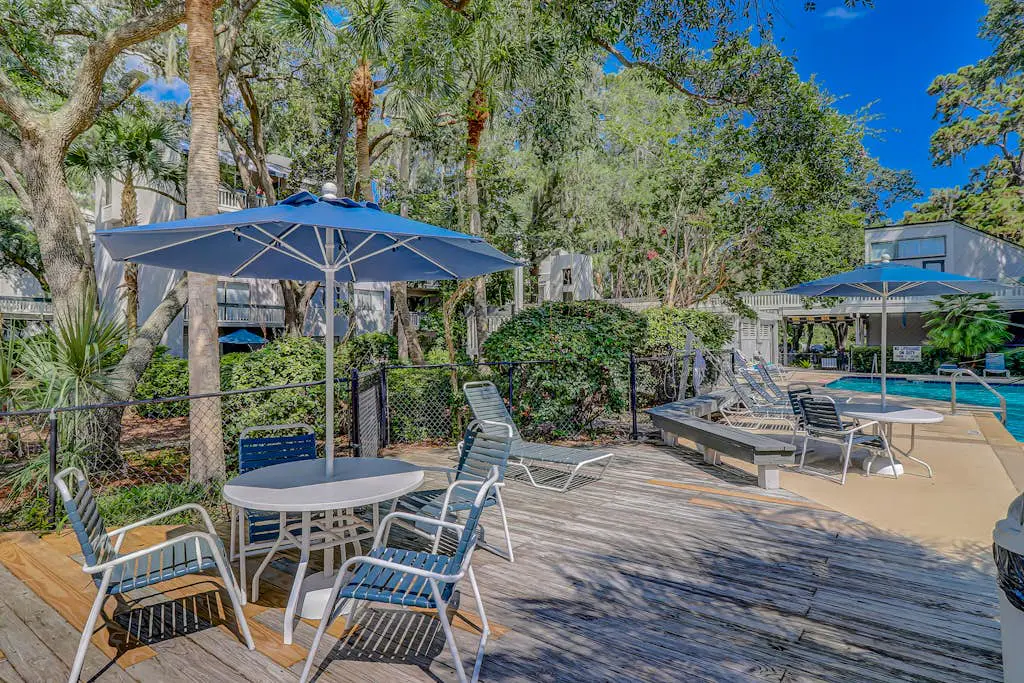Two-story villa with 3 pools, tennis & bikes - walk to Coligny Plaza & beach