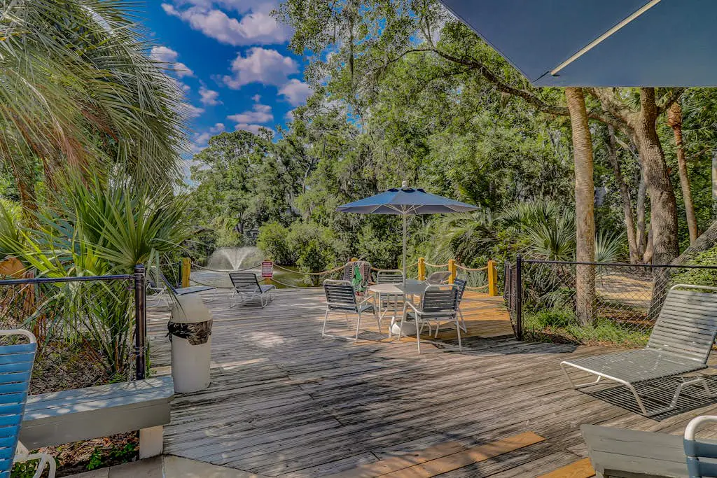 Two-story villa with 3 pools, tennis & bikes - walk to Coligny Plaza & beach