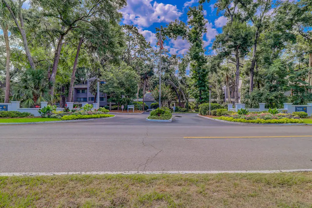 Two-story villa with 3 pools, tennis & bikes - walk to Coligny Plaza & beach