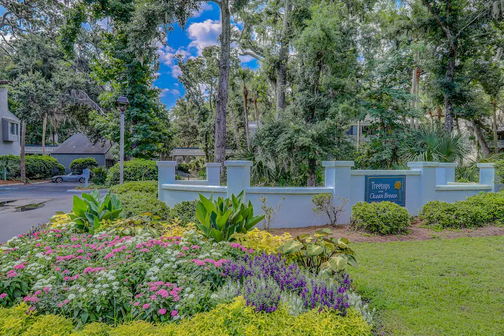 Two-story villa with 3 pools, tennis & bikes - walk to Coligny Plaza & beach
