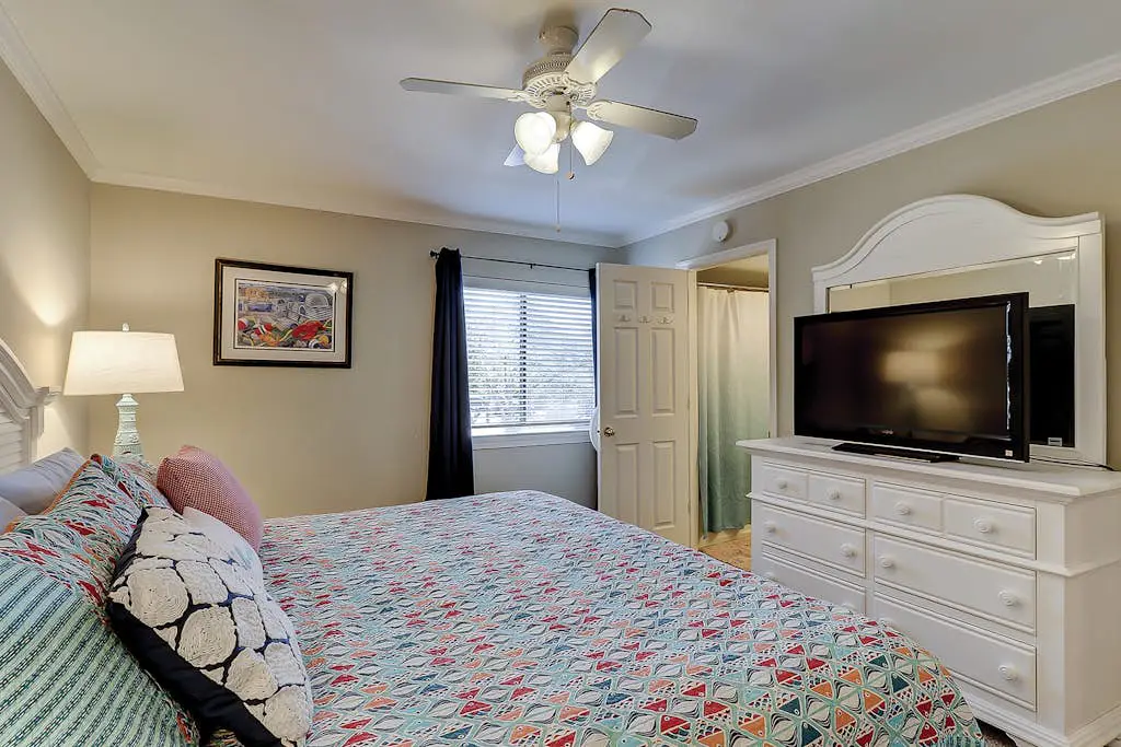 Waterfront condo with seasonal pools, hot tub, balcony, AC, & WD