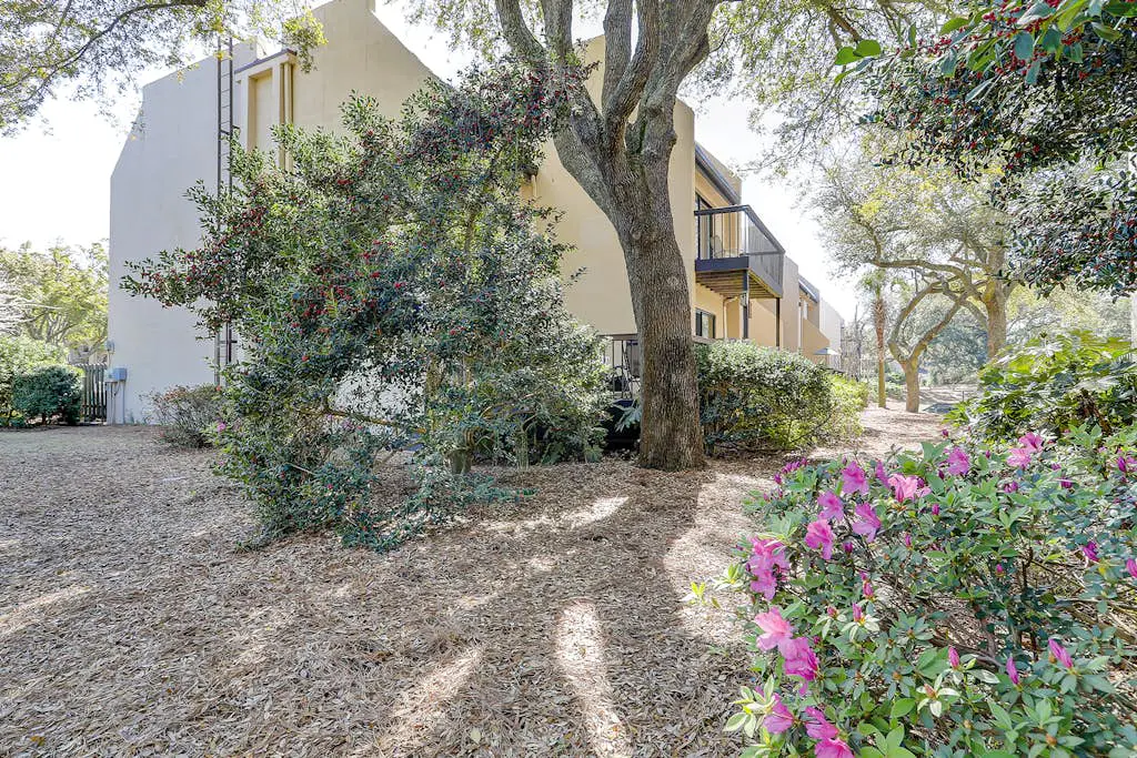 Waterfront condo with seasonal pools, hot tub, balcony, AC, & WD