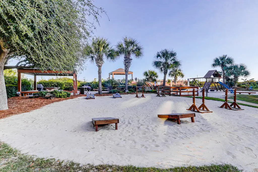 Waterfront condo with seasonal pools, hot tub, balcony, AC, & WD
