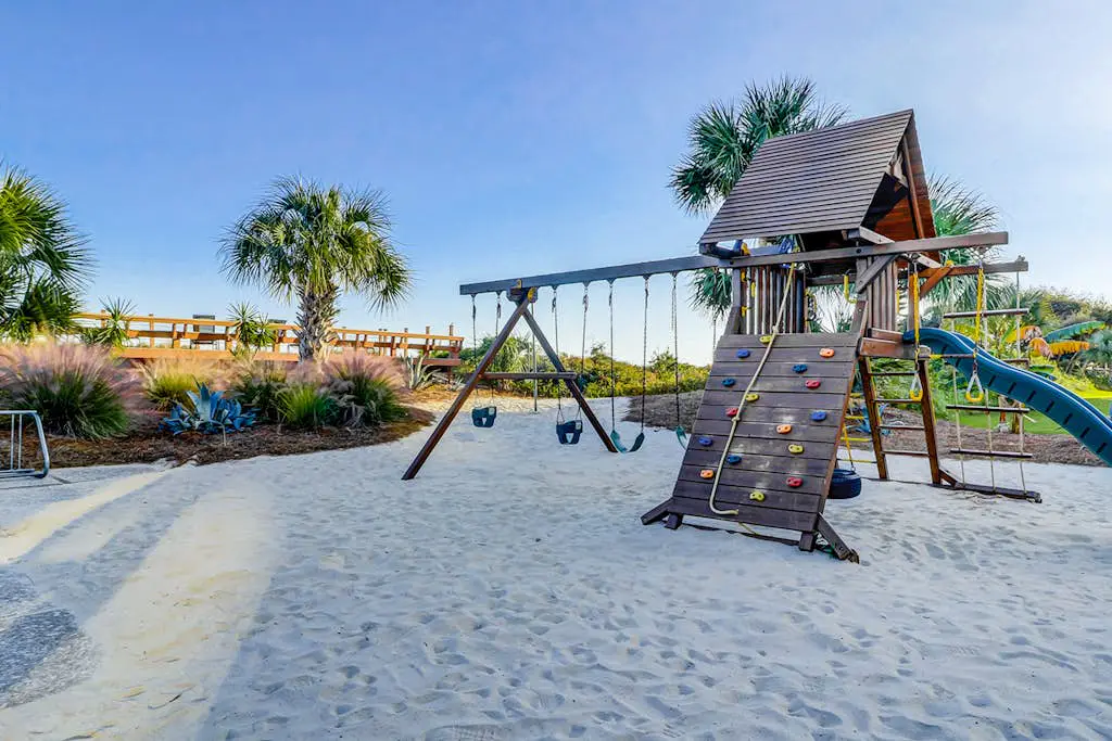 Waterfront condo with seasonal pools, hot tub, balcony, AC, & WD