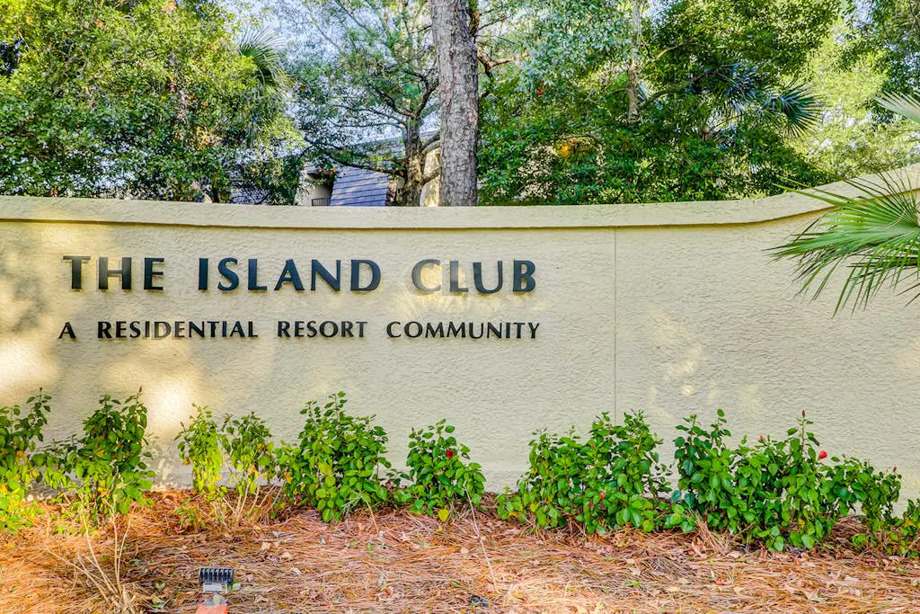 Waterfront condo with seasonal pools, hot tub, balcony, AC, & WD