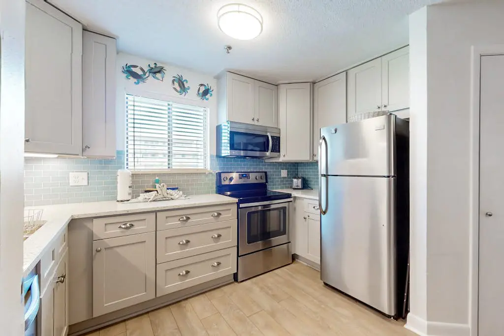 Riveting condo home with hot tub, sauna, tennis court, fitness room, & kitchen