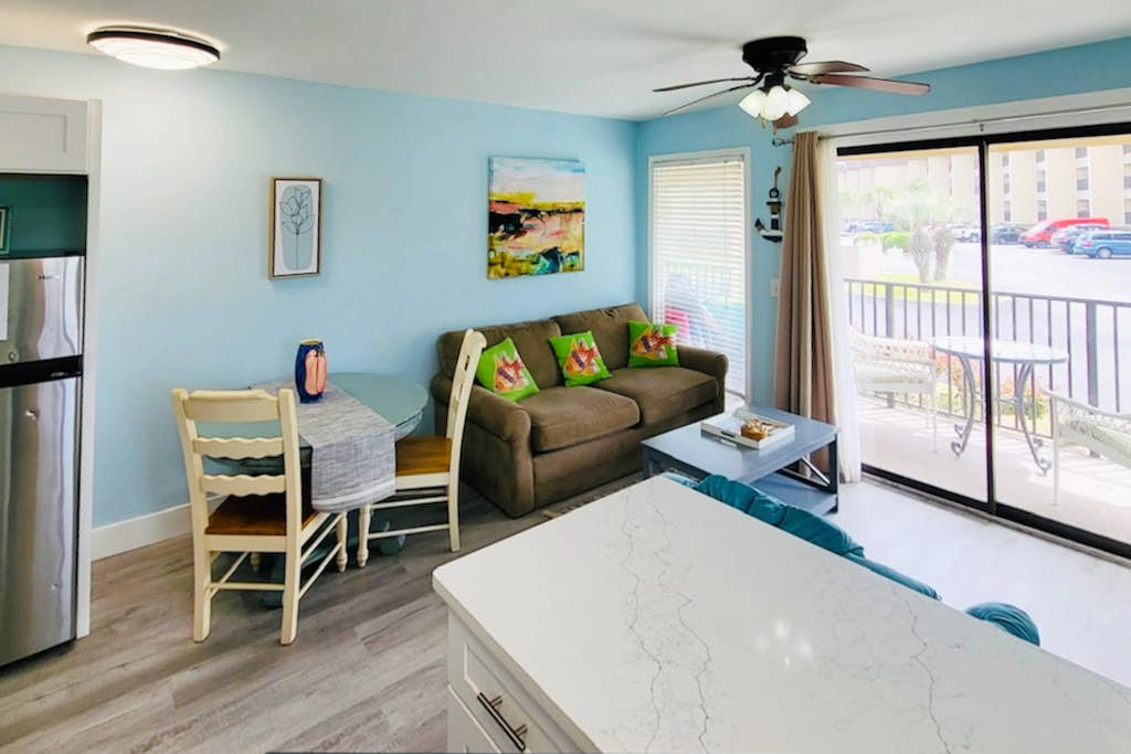 Coastal condo with pool, tennis, and gym access - balcony & central AC