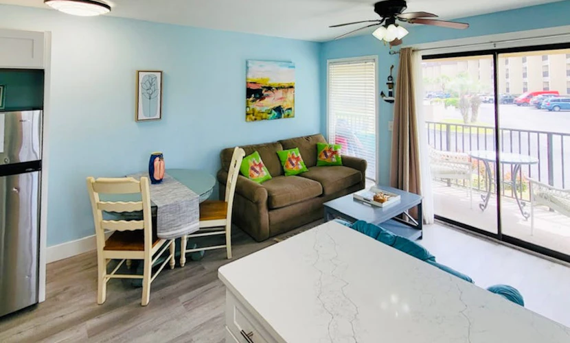 Coastal condo with pool, tennis, and gym access - balcony & central AC