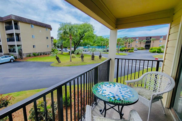 Coastal condo with pool, tennis, and gym access - balcony & central AC