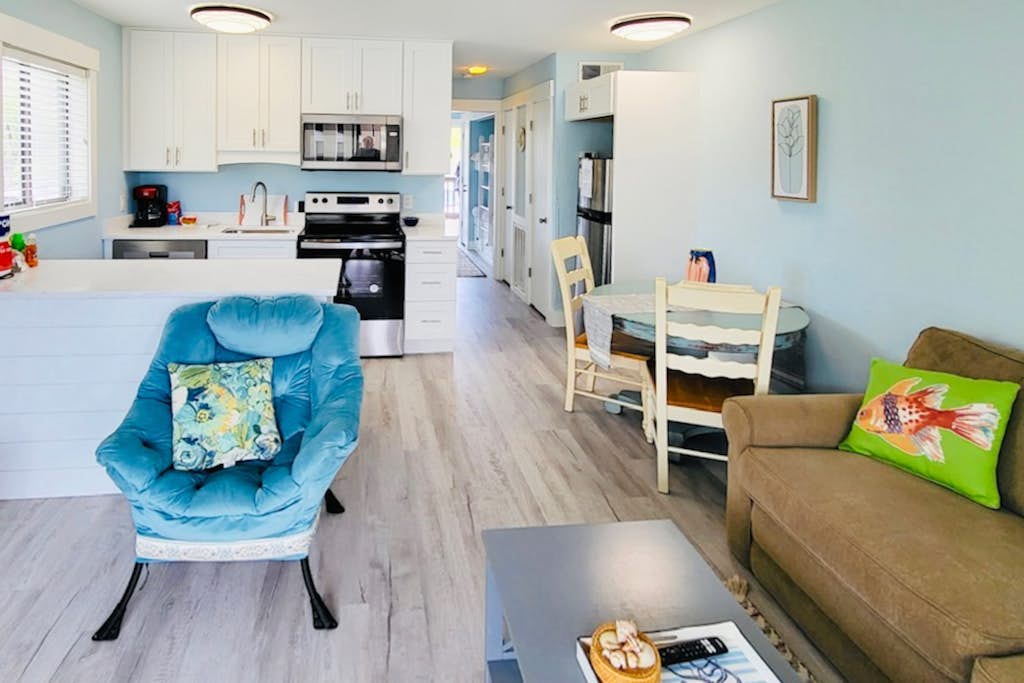 Coastal condo with pool, tennis, and gym access - balcony & central AC