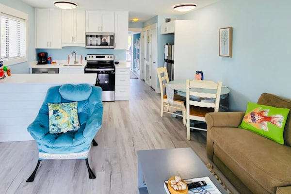 Coastal condo with pool, tennis, and gym access - balcony & central AC