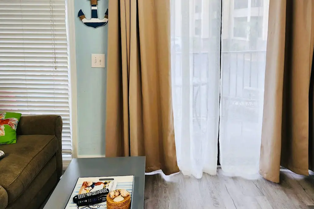 Coastal condo with pool, tennis, and gym access - balcony & central AC